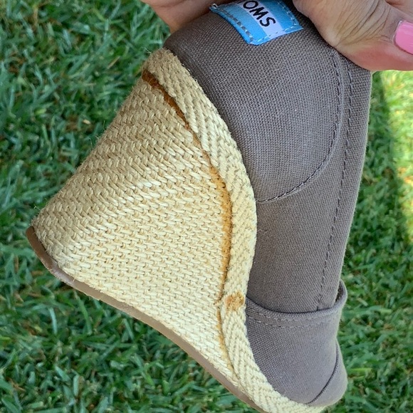 Tom’s wedge open toe grey canvas shoes size 7 - Picture 8 of 10